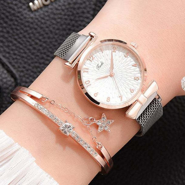 Women&#039;s Digital Watch Comes with Personalized Fashion Bracelet Gift Watch