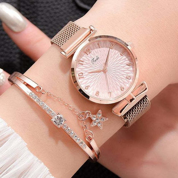 Women&#039;s Digital Watch Comes with Personalized Fashion Bracelet Gift Watch